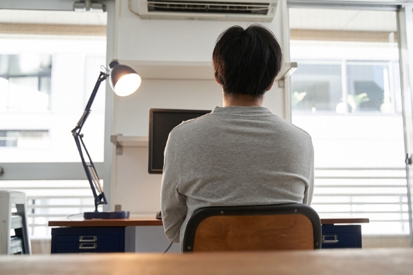椅子に座る男性