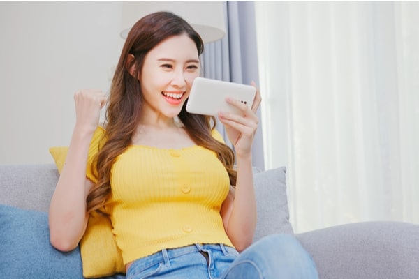 自撮りしながら喜ぶ女性