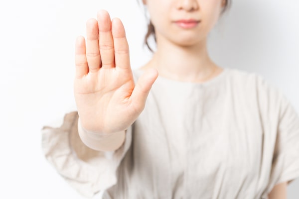 拒否する女性